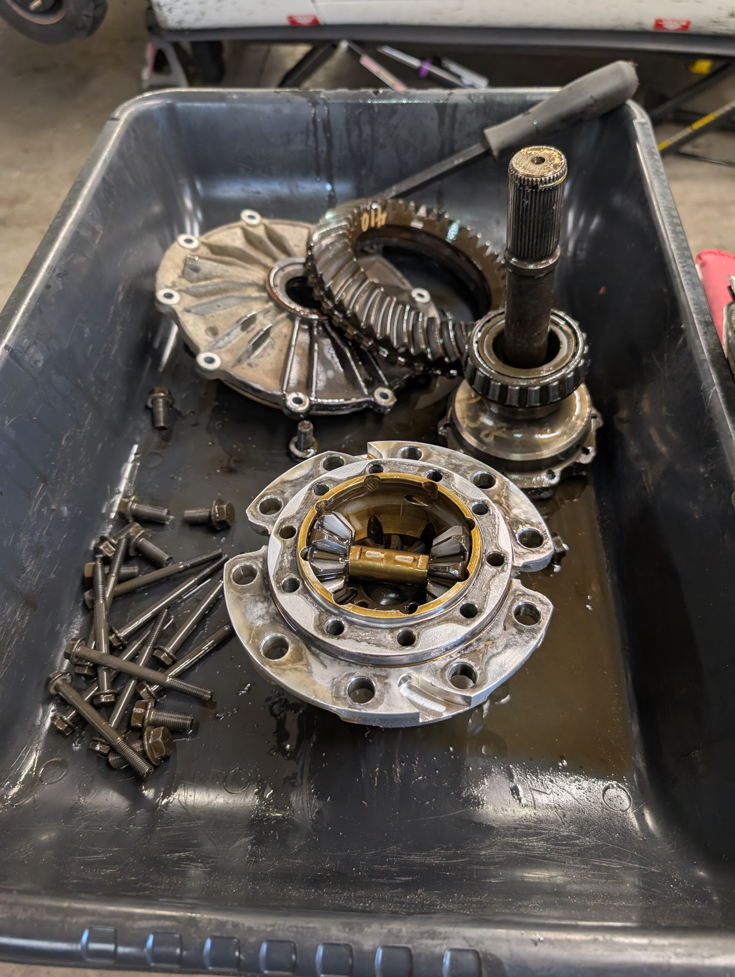C5 Corvette differential central carrier with all bolts removed exposing the internal side gears and countershaft