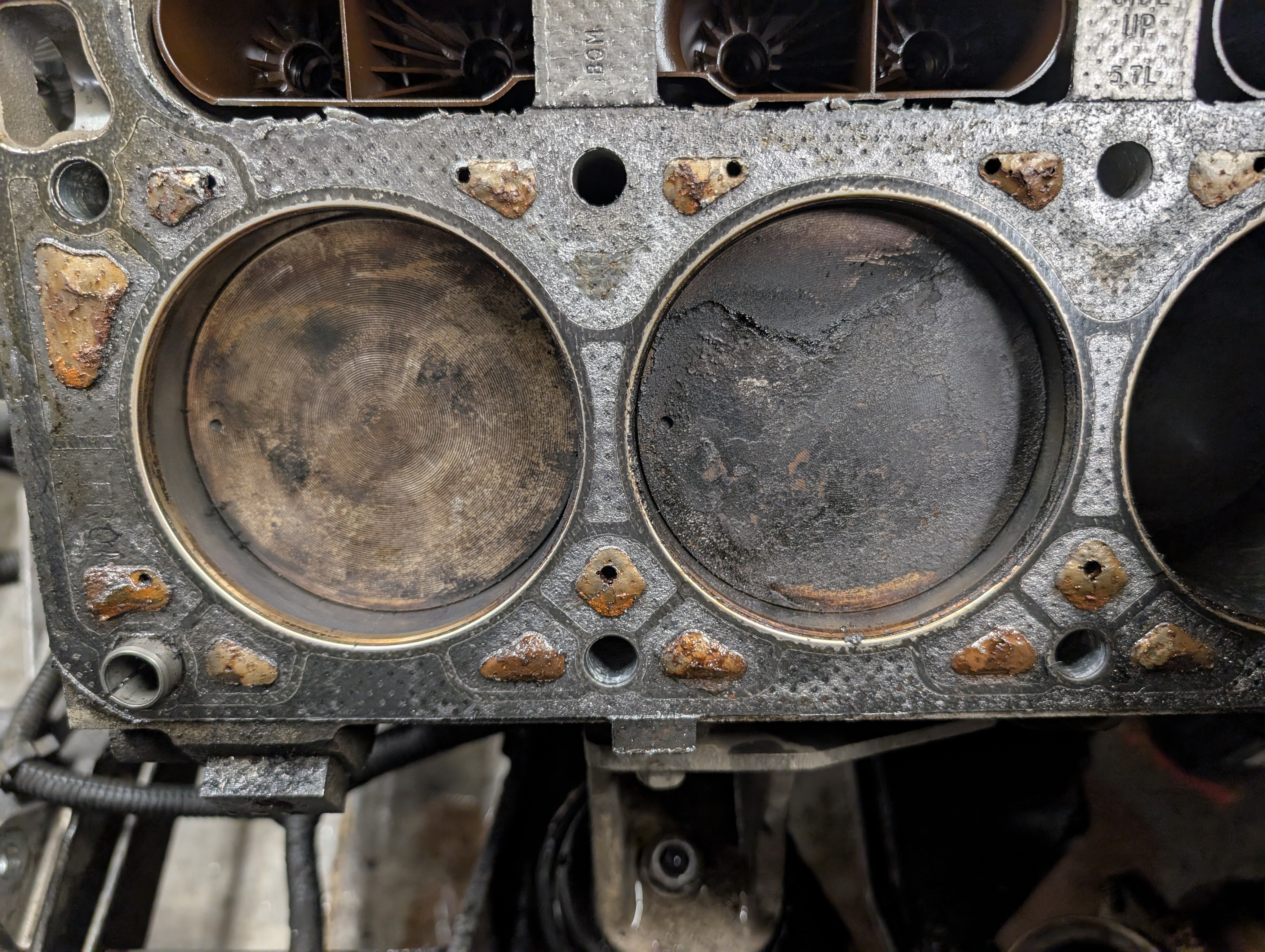 A shot of the top of Cylinder 2 and 4 on the Dead to shred LS1. The first cylinder piston top is clean, while the next has a lot of carbon buildup.